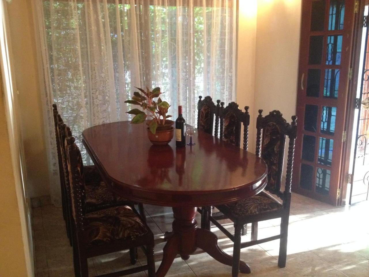 Lidwins Inn 15 Minutes To The Airport Негомбо Екстериор снимка